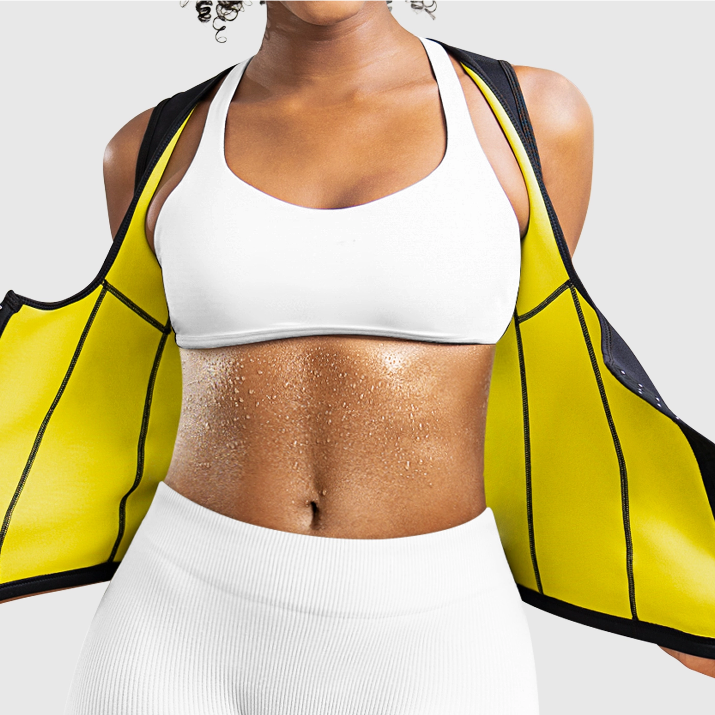 Mujer mostrando los resultados en su abdomen tras usar chaleco térmico Hot Shapers